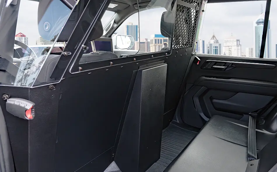 7170-1072-2025-Tahoe-Passenger-Partition-web-1.webp